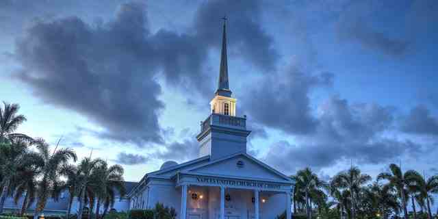 Nacht über der Naples United Church of Christ in Naples, Florida, am 10. August 2018.