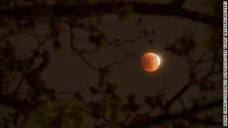 Der Mond war am Sonntag über Columbus, Ohio, in kupferfarbenes Licht getaucht. 