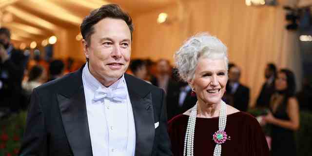 Elon Musk und Maye Musk nehmen am 2. Mai 2022 an der Met Gala 2022 in New York City teil.