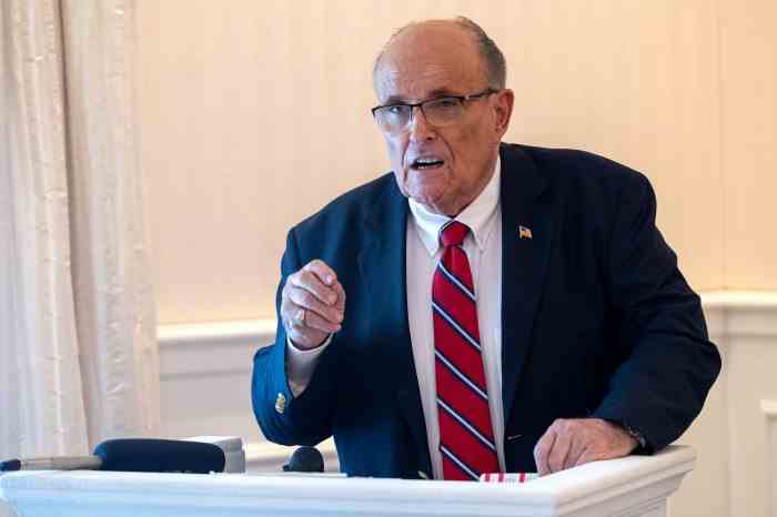 Fox Exec bedauert den Auftritt des maskierten Sängers Rudy Giuliani nicht 3