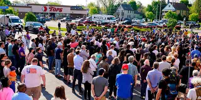 Menschen versammeln sich am Sonntag, dem 15. Mai 2022, vor dem Schauplatz einer Schießerei in einem Supermarkt in Buffalo, New York. 