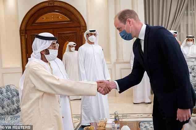 Prinz William hat heute im Mushrif Palace in Abu Dhabi seine Aufwartung gemacht.  Er ist abgebildet, wie er Sheikh Tahnoun bin Mohammed, dem Repräsentanten des Herrschers der östlichen Region des Emirats Abu Dhabi, die Hand schüttelt