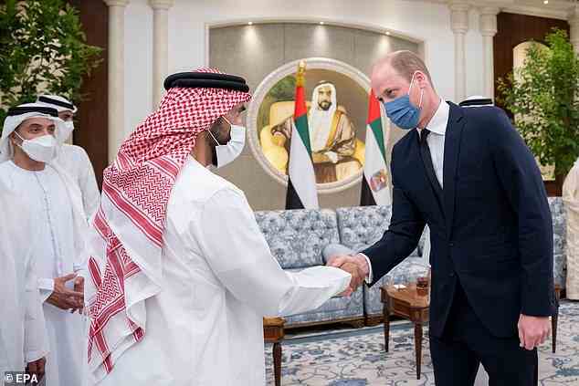 William spricht dem Vorsitzenden des Kuratoriums der Zayed bin Sultan Al Nahyan Charitable and Humanitarian Foundation im Mushrif Palace sein Beileid aus
