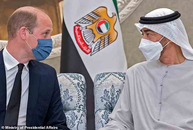 Der zukünftige König schien in ein Gespräch vertieft, als er sein Beileid zum Tod von Sheikh Khalifa bin Zayed Al Nahyan aussprach