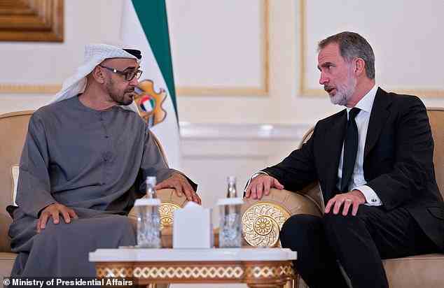 König Felipe VI. von Spanien trifft Scheich Mohamed bin Zayed al-Nahyan (Bild links), um Scheich Mohamed bin Zayed al-Nahyan sein Beileid auszusprechen