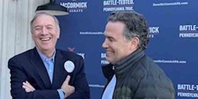 Der frühere Außenminister Mike Pompeo begleitet den republikanischen Senatskandidaten Dave McCormick am 20. April 2022 auf dem Wahlkampfpfad in Danville, Pennsylvania.