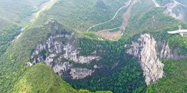 DATEI – Das am 19. April 2020 aufgenommene Luftbild zeigt die Landschaft von Dashiwei Tiankeng, einem riesigen Karstloch, im Leye-Fengshan Global Geopark im südchinesischen Autonomen Gebiet Guangxi der Zhuang.  Der Leye-Fengshan Geopark wurde 2010 in die Global Geopark List der UNESCO aufgenommen. 