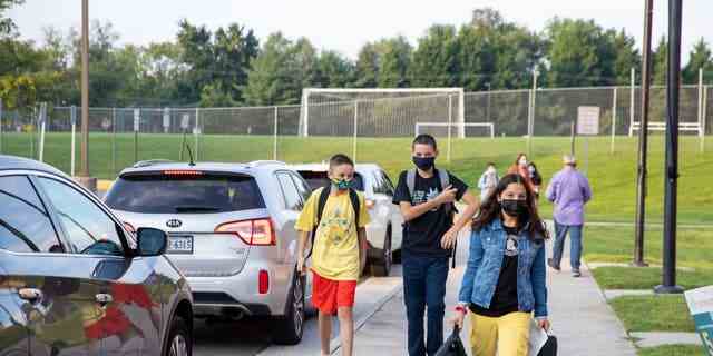 Maskierte Schüler treffen am Montag, den 23. August 2021, dem ersten Schultag des Schulbezirks Fairfax County, zum ersten Unterrichtstag an der Glasgow Middle School in Lincolnia, Virginia, ein.