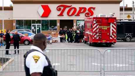 Online-Beiträge enthüllen, dass der mutmaßliche Schütze Monate damit verbracht hat, einen rassistischen Angriff auf einen Supermarkt in Buffalo zu planen 