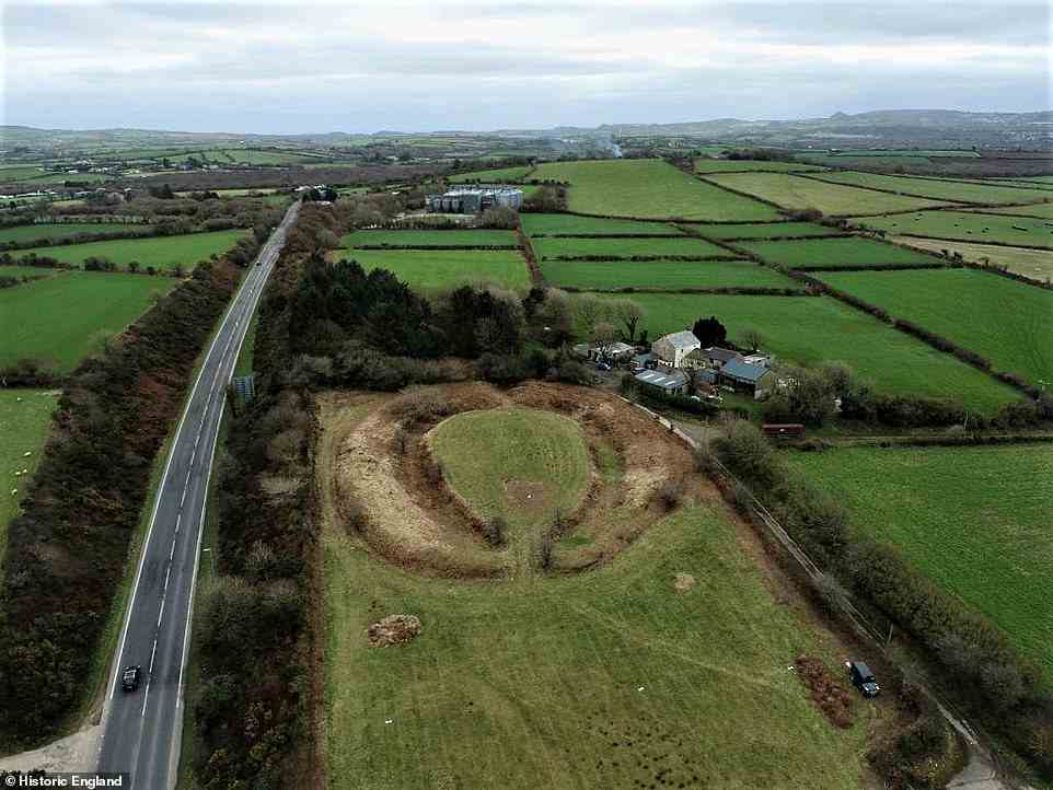Archäologen sagten, dass die Entdeckung in Castilly Henge in der Nähe von Bodmin es zum zweiten Henge mit einem Steinkreis in der Grafschaft gemacht habe