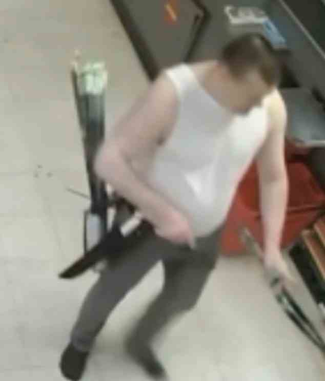 CCTV-Aufnahmen, die von der Polizei veröffentlicht wurden, als Bråthens Prozess begann, zeigten, wie der Mörder den Laden betrat, einen Bogen mit einem Köcher tödlicher Pfeile und ein riesiges Jagdmesser in der Scheide an seinem Gürtel schwang