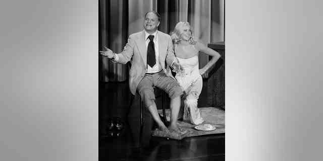 Suzanne Somers mit Gastmoderator Don Rickles an "Die Tonight Show mit Johnny Carson," um 1976.