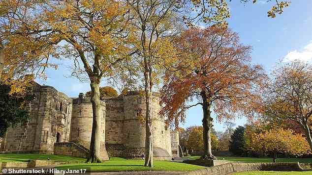 Der normannische Baron Robert de Romille baute 1090 die erste Burgfestung in Skipton, um die Expansionen von Malcolm III. von Schottland abzuwehren.  Und es zieht Besucher unweigerlich zum Schloss