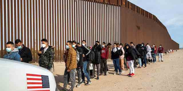 Einwanderer aus vielen Ländern werden am 07. Dezember 2021 in Yuma, Arizona, von Agenten der US-Grenzschutzpolizei an der Grenze zwischen den USA und Mexiko in Gewahrsam genommen. 