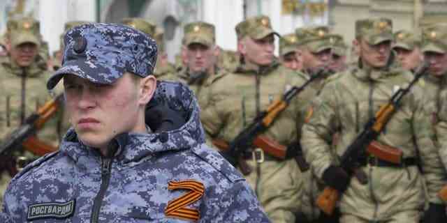 Ein Soldat der russischen Rosguardia (Nationalgarde) mit einem angehängten Buchstaben Z, der zum Symbol des russischen Militärs geworden ist, steht während einer Probe für die Militärparade zum Tag des Sieges Wache.