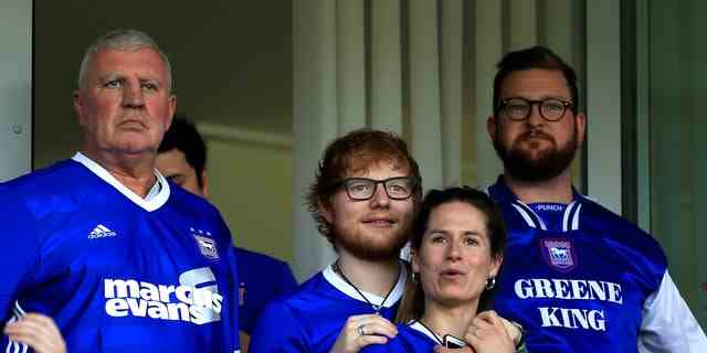 Ed Sheeran und Cherry Seaborn sehen sich im April 2018 das Sky Bet Championship Match an. Das Paar gab im selben Jahr seine Verlobung bekannt.