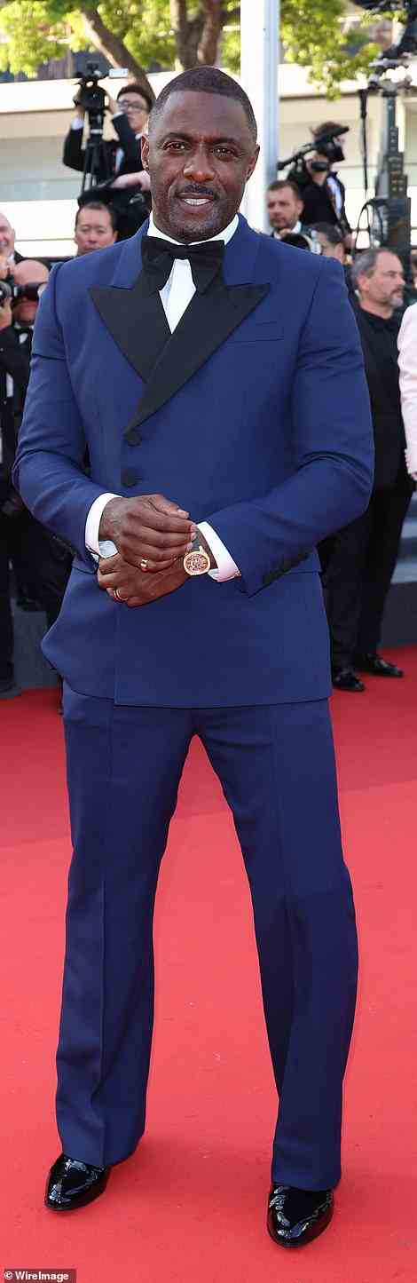 Sieht gut aus: Star der Show, Idris, gekleidet, um zu beeindrucken, in einem marineblauen Smoking mit schwarzen Details, den er mit glänzenden Anzugschuhen und einer aufwendigen Uhr kombinierte