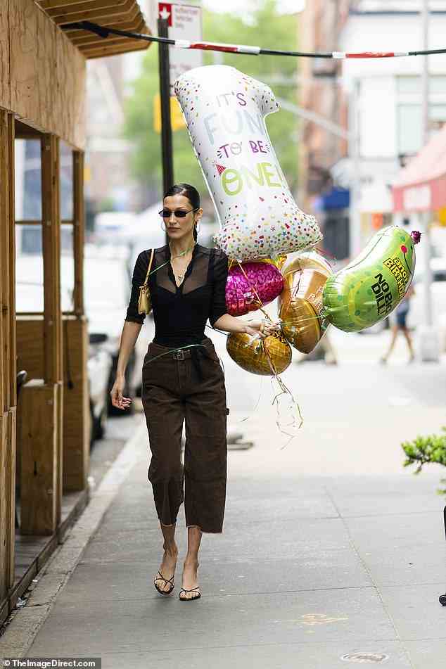 Ein ganzer Haufen Luftballons: Die Schwester von Gigi kaufte eine Tonne Luftballons, darunter einen, der wie die Nummer eins geformt war, und las: „Es macht Spaß, einer zu sein.“