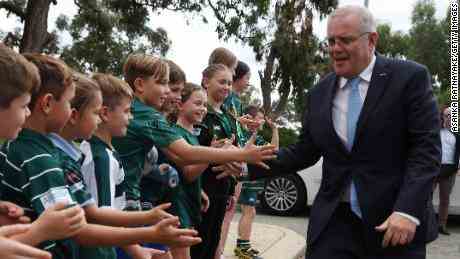 Premierminister Scott Morrison begrüßt Kinder des Wanneroo Rugby Union Club in Perth, 20. Mai.