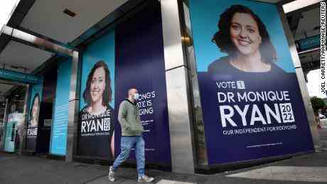 Wahlkampfplakate für die unabhängige Kandidatin Monique Ryan im Sitz von Kooyong in Melbourne.