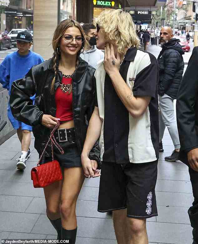 Jetsetter: Der Rapper und Sänger wurde am frühen Freitagmorgen aus den USA gesehen, als er mit Katarina nach Sydney jettete
