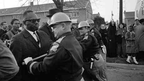 Am 13. März 1965 sperrt die Polizei Demonstranten während eines Wahlrechtsprotestes in Selma, Alabama, ab.