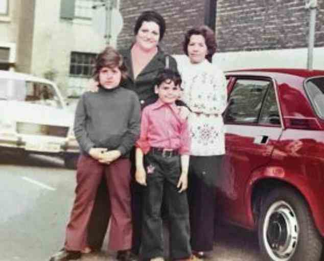 Omid (vorne links) mit seiner Mutter hinter ihm und Freunden.  Er trägt den Pullover, den er ein Jahr lang getragen hat