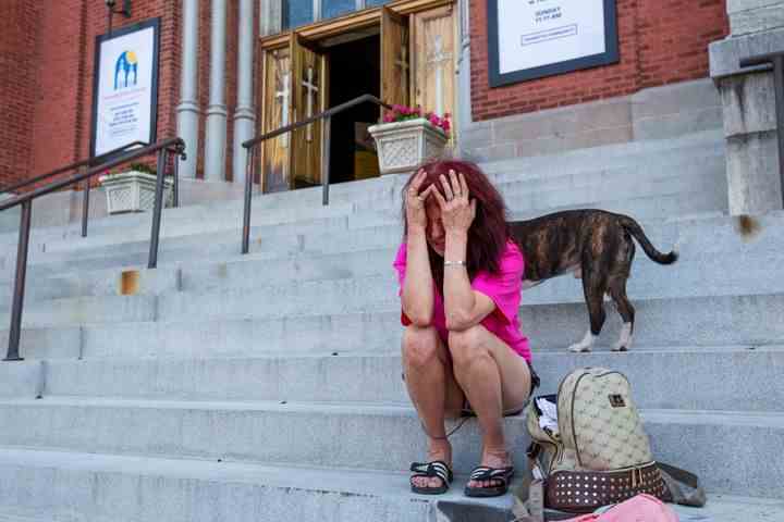 Katherine Mielnicki sitzt auf den Stufen und weint vor Roberta Drurys Trauerfeier am Samstag, den 21. Mai 2022, in Syracuse, New York. "Ich kann da nicht rein, ich kann es einfach nicht," sagte Mielnicki, der eine Zeit lang bei Drury lebte.