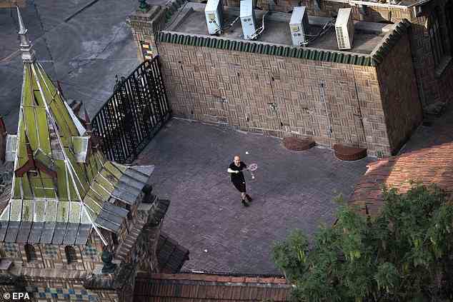 Der Jingan-Distrikt, benannt nach einem alten chinesischen Tempel, wurde gesperrt, damit von morgen bis zum 24. Mai Massen-Covid-Tests stattfinden können. Im Bild: Ein Mann in Quarantäne spielt Badminton auf dem Hof ​​inmitten der anhaltenden Covid-19-Sperre in Shanghai, China am Samstag