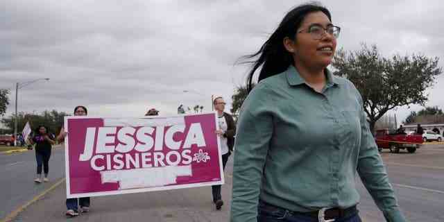 Die Demokratin Jessica Cisneros, die sich für einen Sitz im Repräsentantenhaus einsetzt, nimmt am 25. Januar 2020 in Mission, Texas, an der Citrus Parade teil, um sich vorzustellen.