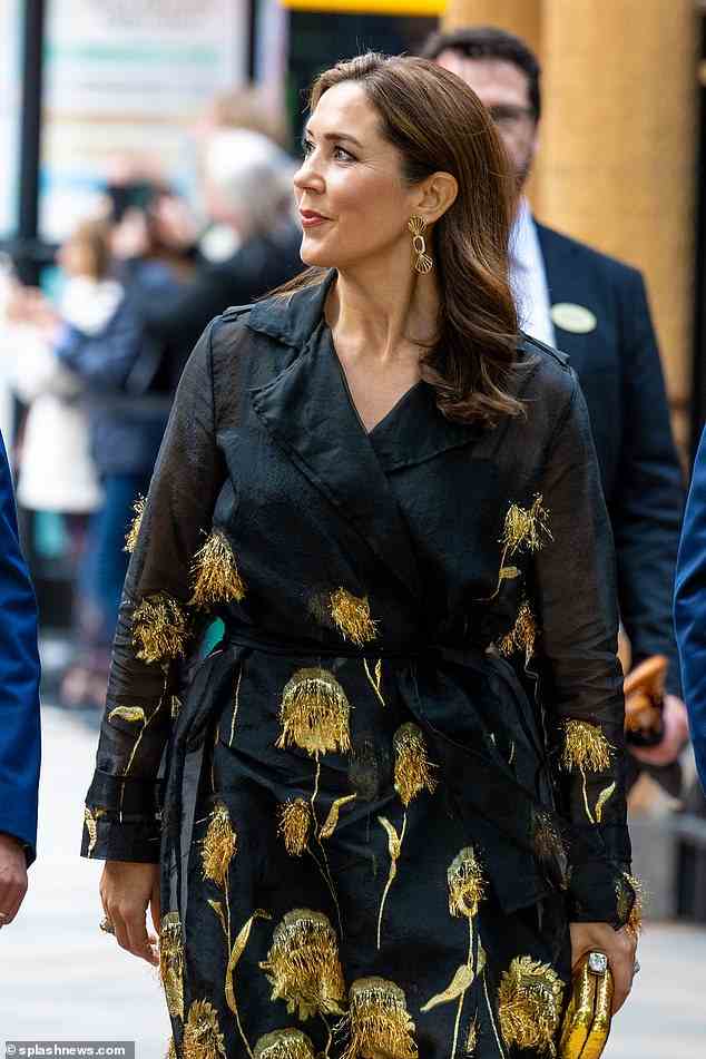 Die Prinzessin stattete den 3.000-Dollar-Mantel, der online komplett ausverkauft ist, mit goldenen Stiletto-Absätzen, einer Metalltasche und eleganten Tropfenohrringen aus