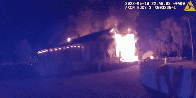 Sheriff-Stellvertreter in Seffner, Florida, haben am Donnerstagabend ein Kind aus einem brennenden Haus gerettet.