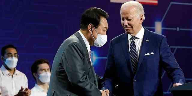 Präsident Biden und der südkoreanische Präsident Yoon Suk Yeol halten bei ihrem Besuch auf dem Campus von Samsung Electronics Pyeongtaek am Freitag, den 20. Mai 2022, in Pyeongtaek, Südkorea, eine Rede.  (AP Foto/Evan Vucci)