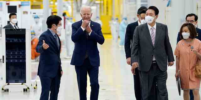 Präsident Biden und der südkoreanische Präsident Yoon Suk Yeol besuchen am Freitag, den 20. Mai 2022, den Campus von Samsung Electronics Pyeongtaek in Pyeongtaek, Südkorea.  (AP Foto/Evan Vucci)