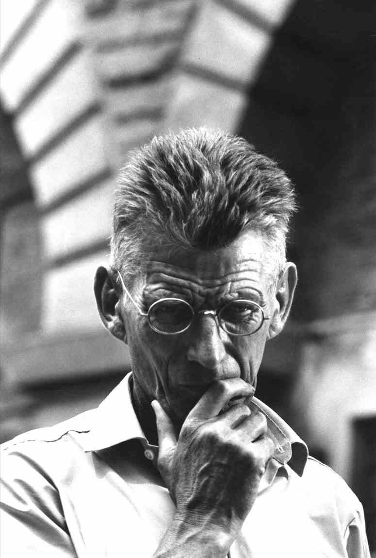 Ein Foto von Samuel Beckett, der gedankenverloren wirkt 