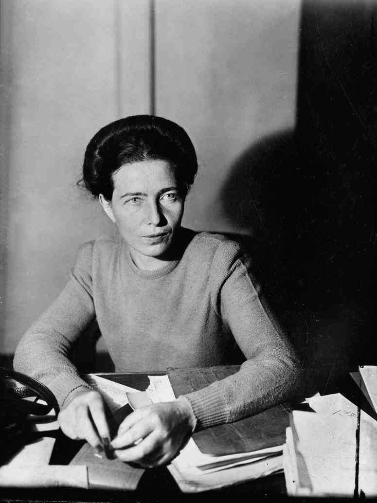 Simone de Beauvoir an einem Schreibtisch mit Papieren