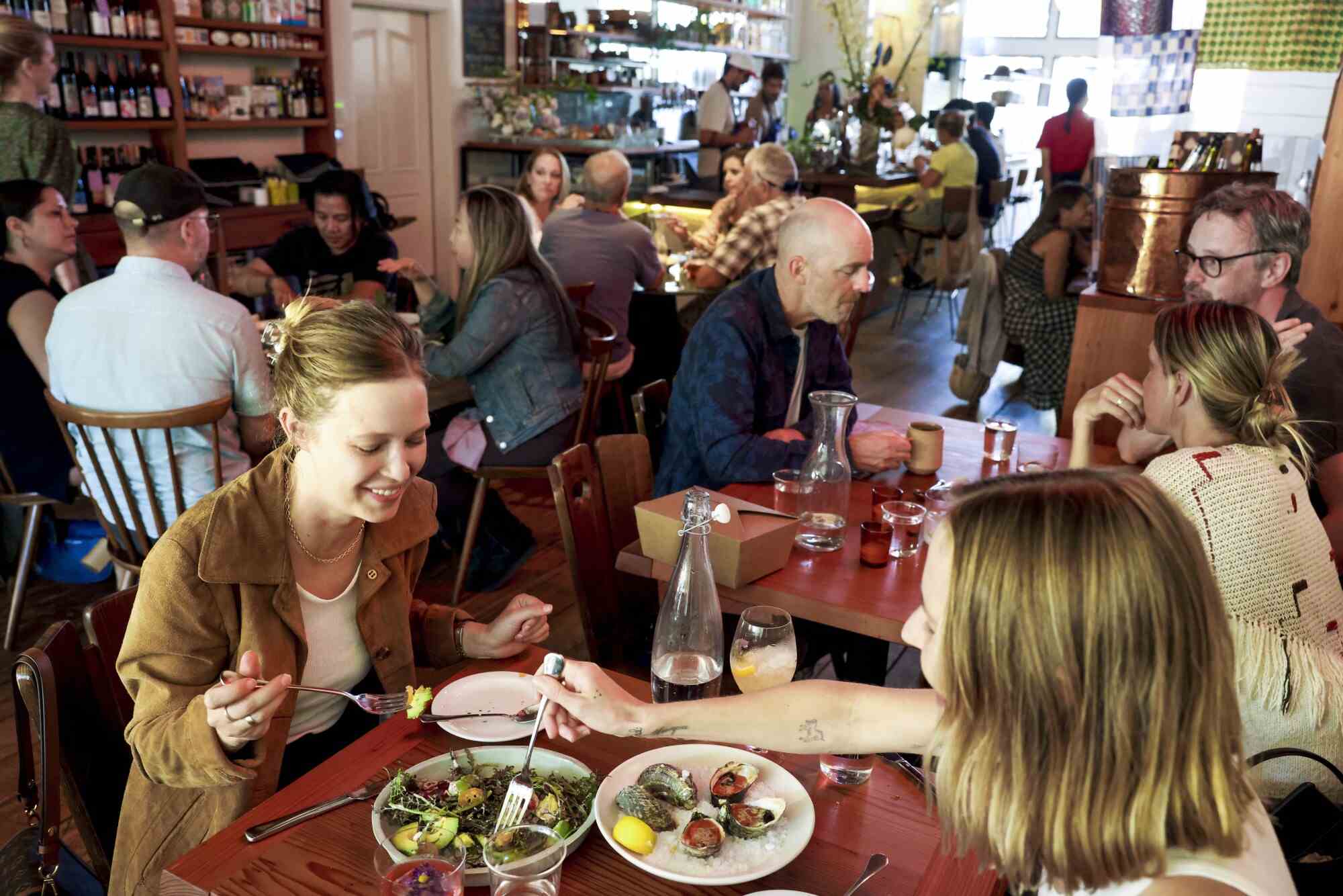 Die Leute essen am 6. Mai 2022 im Rory's Place, einem neuen Restaurant in Ojai, CA. 