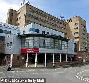 Krankenhäuser, darunter das Queen Victoria Hospital in East Grinstead, das Yeovil Hospital (im Bild) und das St. Bartholomew’s in London, gerieten letzten Monat unter Beschuss, weil sie strengere Besucherbeschränkungen hatten