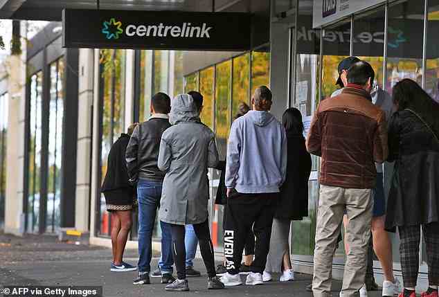 Millionen von Australiern werden voraussichtlich eine Gehaltserhöhung erhalten, nachdem der ALP-Führer zugesagt hat, den Mindestlohn um 5,1 Prozent zu erhöhen, um die Krise der Lebenshaltungskosten zu bewältigen (im Bild stehen Australier vor Centrelink in Melbourne an).