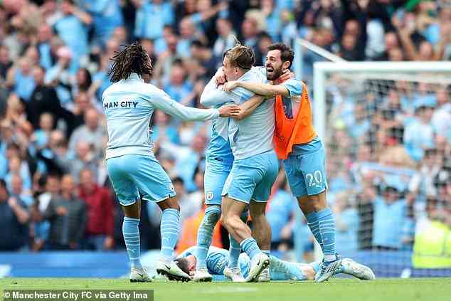 Grealish rannte auf das Spielfeld, nachdem City sein drittes Tor gegen Aston Villa erzielt hatte, um zu feiern