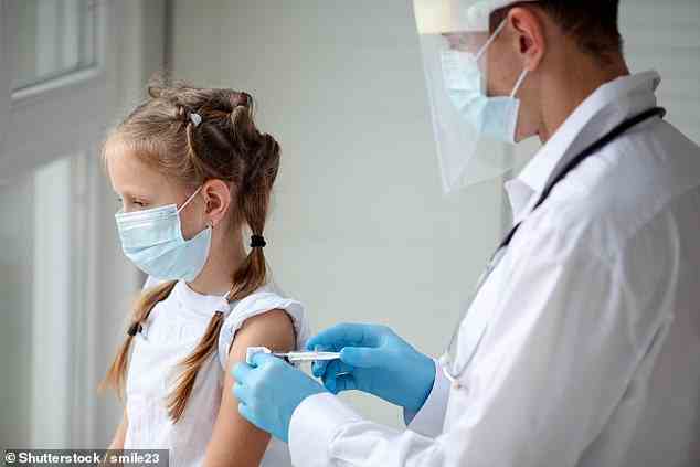 Viele Wissenschaftler haben Bedenken hinsichtlich der Impfung der jüngsten Kinder geäußert und erklärt, dass sie bereits einem verschwindend geringen Risiko schwerer Krankheiten und Todesfälle ausgesetzt sind, wenn sie sich mit dem Virus infizieren (Bestand).