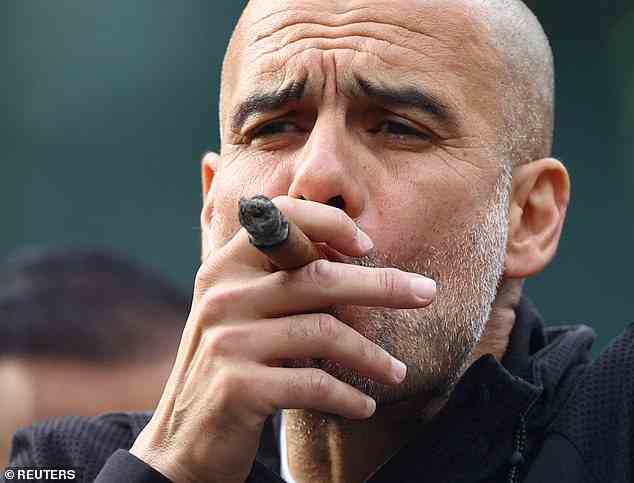 Pep Guardiola, der seine Mannschaft als Legende bezeichnete, genoss während der Feierlichkeiten eine Zigarre