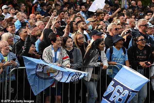 Tausende Fans versammelten sich entlang der 1,5 km langen Strecke durch die Straßen von Manchester