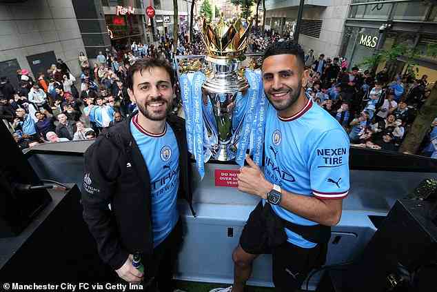 Bernardo Silva und Riyad Mahrez machen ein Foto mit der Trophäe vor den Fans des Vereins