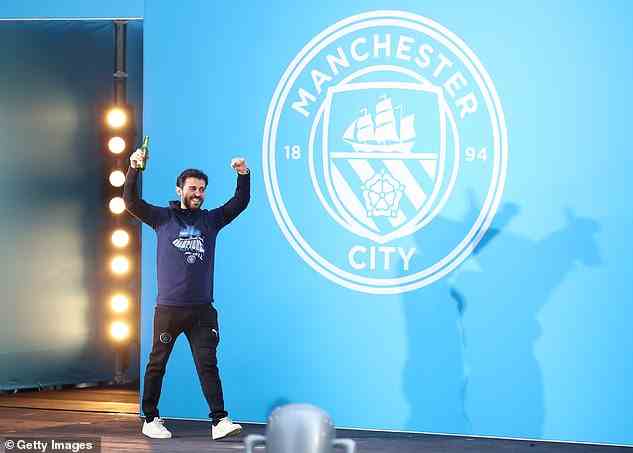Die Spieler von Manchester City wurden während der Bühnenpräsentation einzeln begrüßt