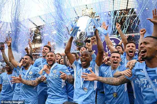 Man City holte sich am Sonntag den Pokal, nachdem es den Titel mit nur einem Punkt Vorsprung auf Liverpool gewonnen hatte