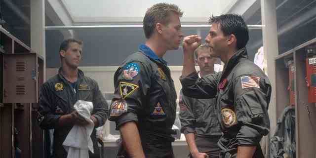 Die amerikanischen Schauspieler Val Kilmer und Tom Cruise treten am Set des Originals auf "Top Gun," Regie führte Tony Scott.