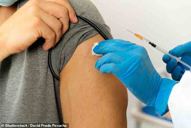 Die vierte Impfung selbst würde kein „positives“ Testergebnis hervorrufen, da es sich nicht um ein lebendes Virus handelt.  Oben wird ein Dateifoto verwendet