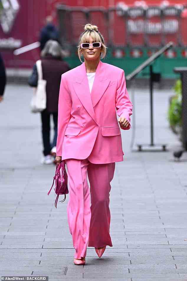 Hübsch in Pink: Pussycat Doll Ashley, 40, hatte auch eine farbliche Abstimmung im Herzen ihrer Kleidung, als sie ihren Anzug, über einem weißen T-Shirt, mit House of CB-Absätzen kombinierte