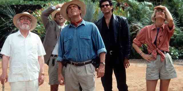 Richard Attenborough, Martin Ferrero, Sam Neill, Jeff Goldblum und Laura Dern blicken in einer Szene aus dem Film von 1993 auf "Jurassic Park."